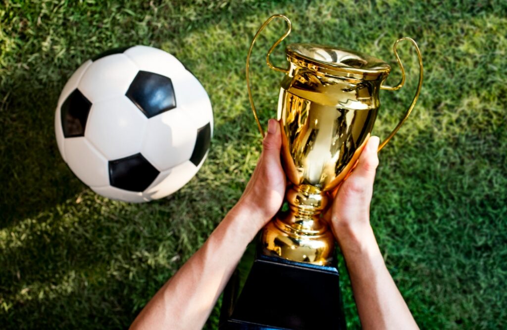 Młodzi piłkarze rywalizują o Puchar Starosty Jarocińskiego na I Mikołajkowym Turnieju Piłki Nożnej